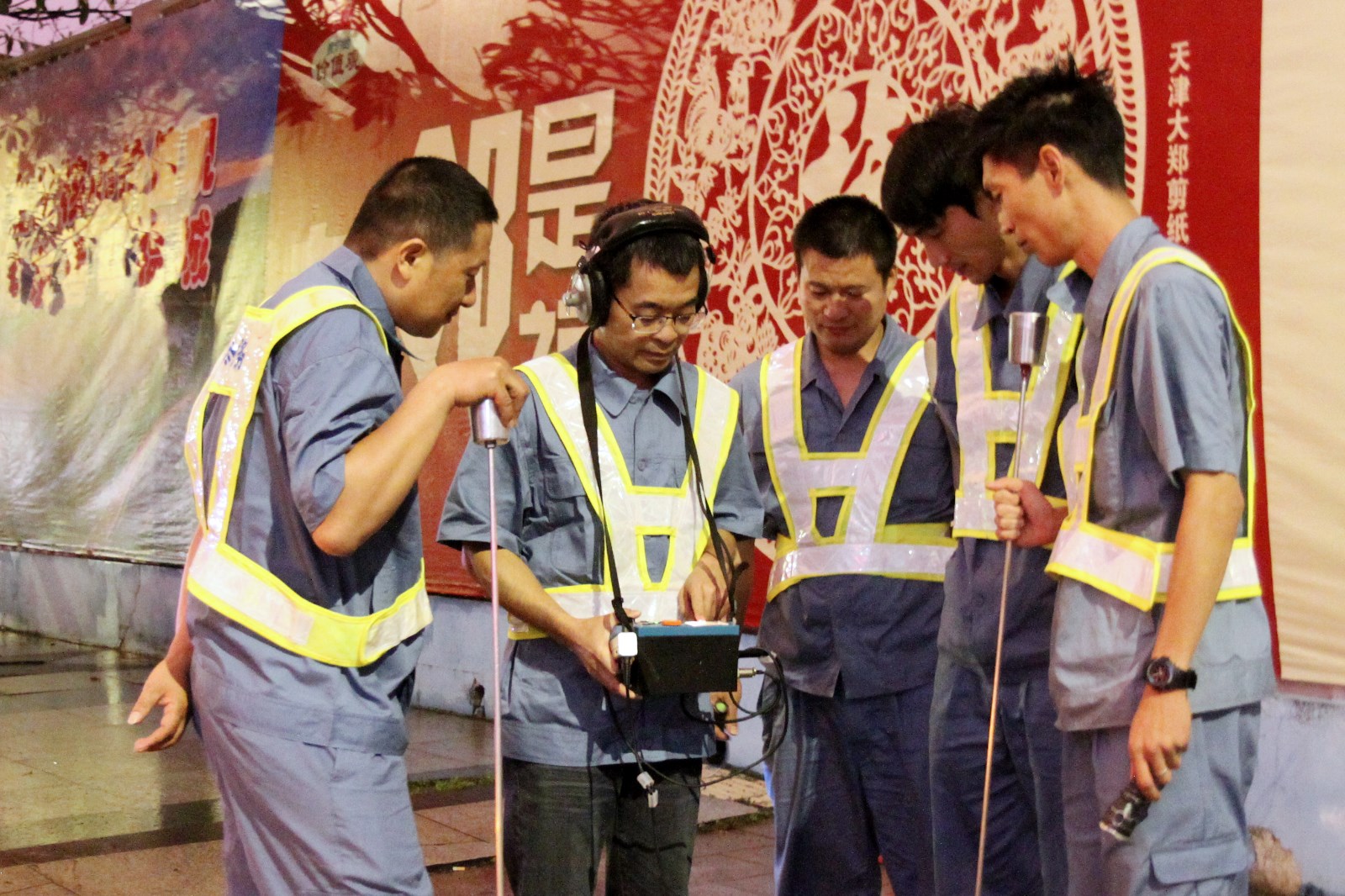 03-林華海（左二）與檢漏組組員利用聽漏儀進(jìn)行探漏.jpg