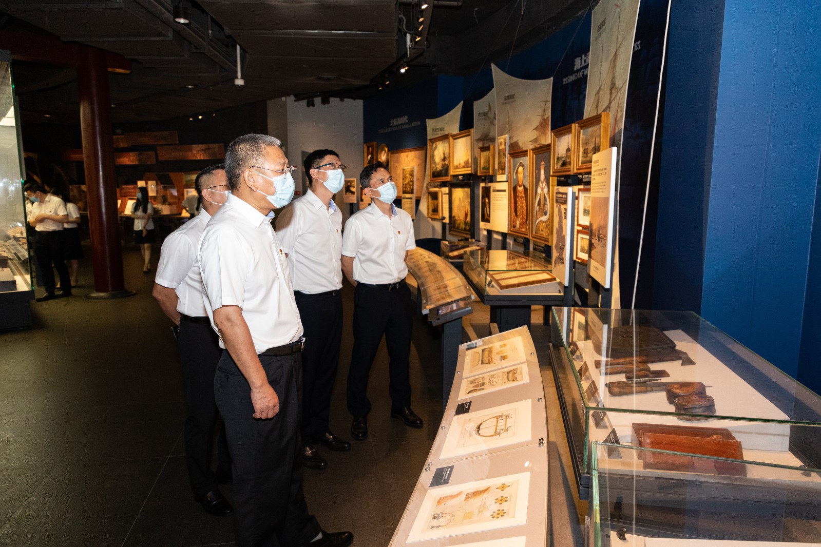 黨員認(rèn)真參觀虎門海戰(zhàn)博物館陳列資料.jpg 黨員認(rèn)真參觀虎門海戰(zhàn)博物館陳列資料.jpg