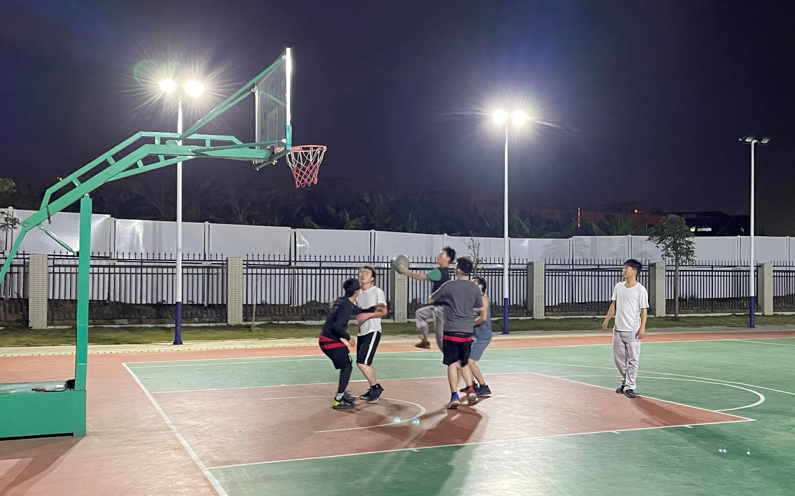 籃球場娛樂00.jpg 籃球場娛樂00.jpg