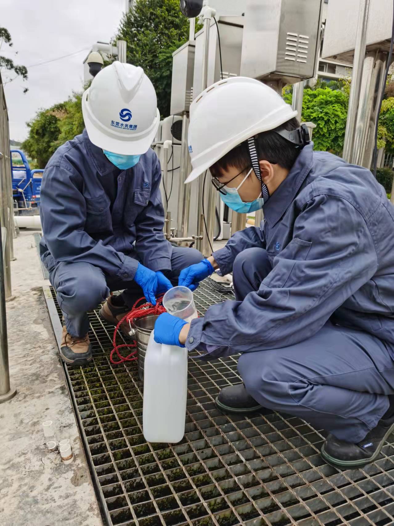 寮步廠運(yùn)行工劉大維(左)、方智超(右)進(jìn)行出水水樣采集工作4.jpg