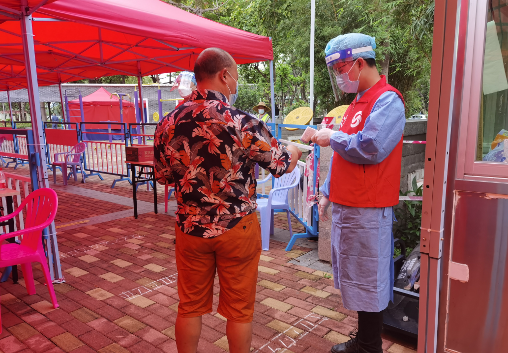 05-黨員幫社區(qū)群眾測量體溫.jpg 05-黨員幫社區(qū)群眾測量體溫.jpg