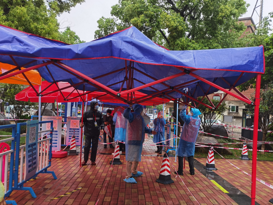 08-黨員幫忙架起雨篷.jpg 08-黨員幫忙架起雨篷.jpg