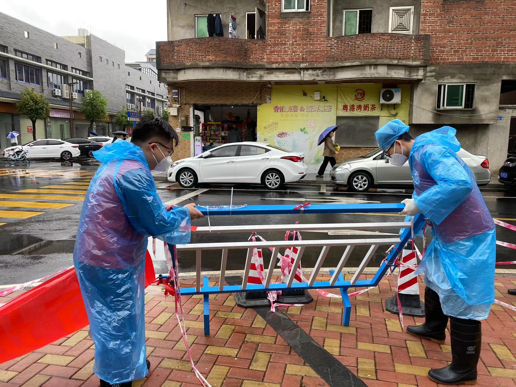 09-黨員幫忙架起管控設施.jpg 09-黨員幫忙架起管控設施.jpg