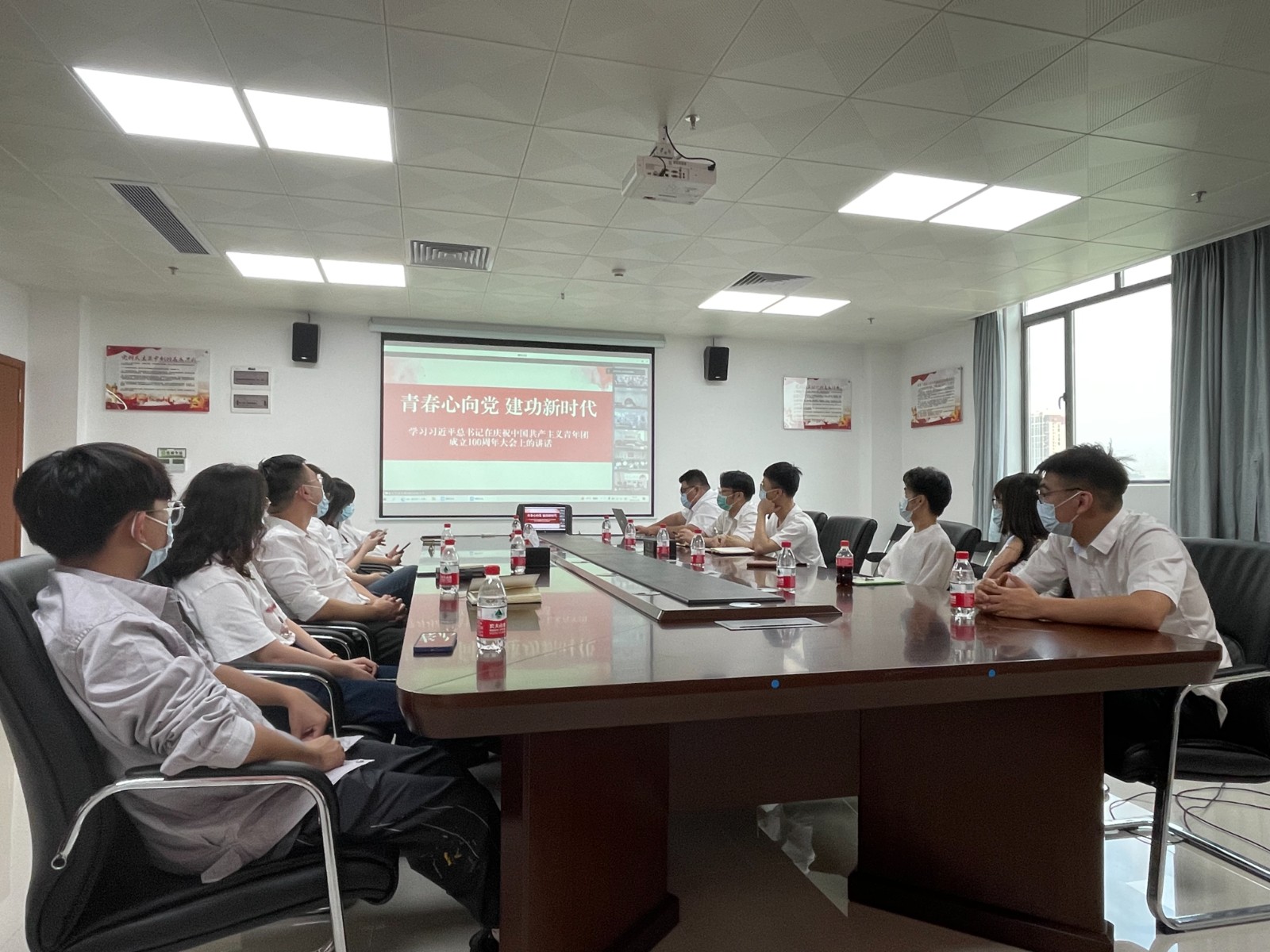 圖注：聆聽“青春心向黨，建功新時代”主題團(tuán)課.jpg