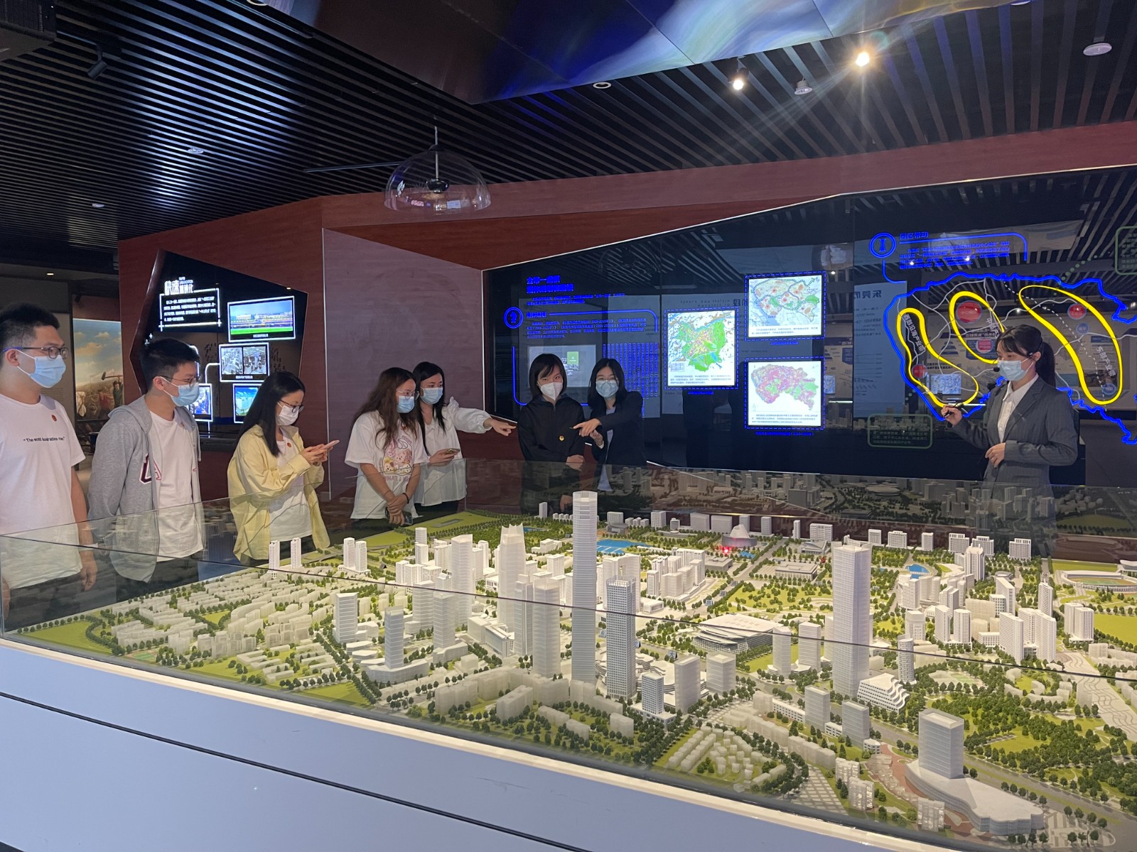 圖6：恒業(yè)公司團(tuán)員參觀東莞市規(guī)劃展覽館展覽.jpg