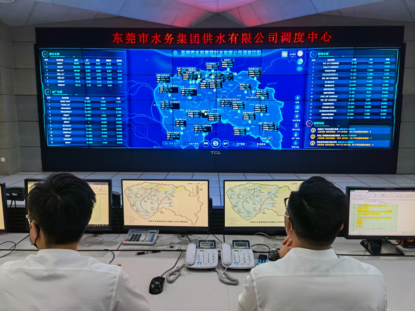 供水調(diào)度員24小時(shí)監(jiān)控全市管網(wǎng)水質(zhì)、水壓、流量等數(shù)據(jù).jpg