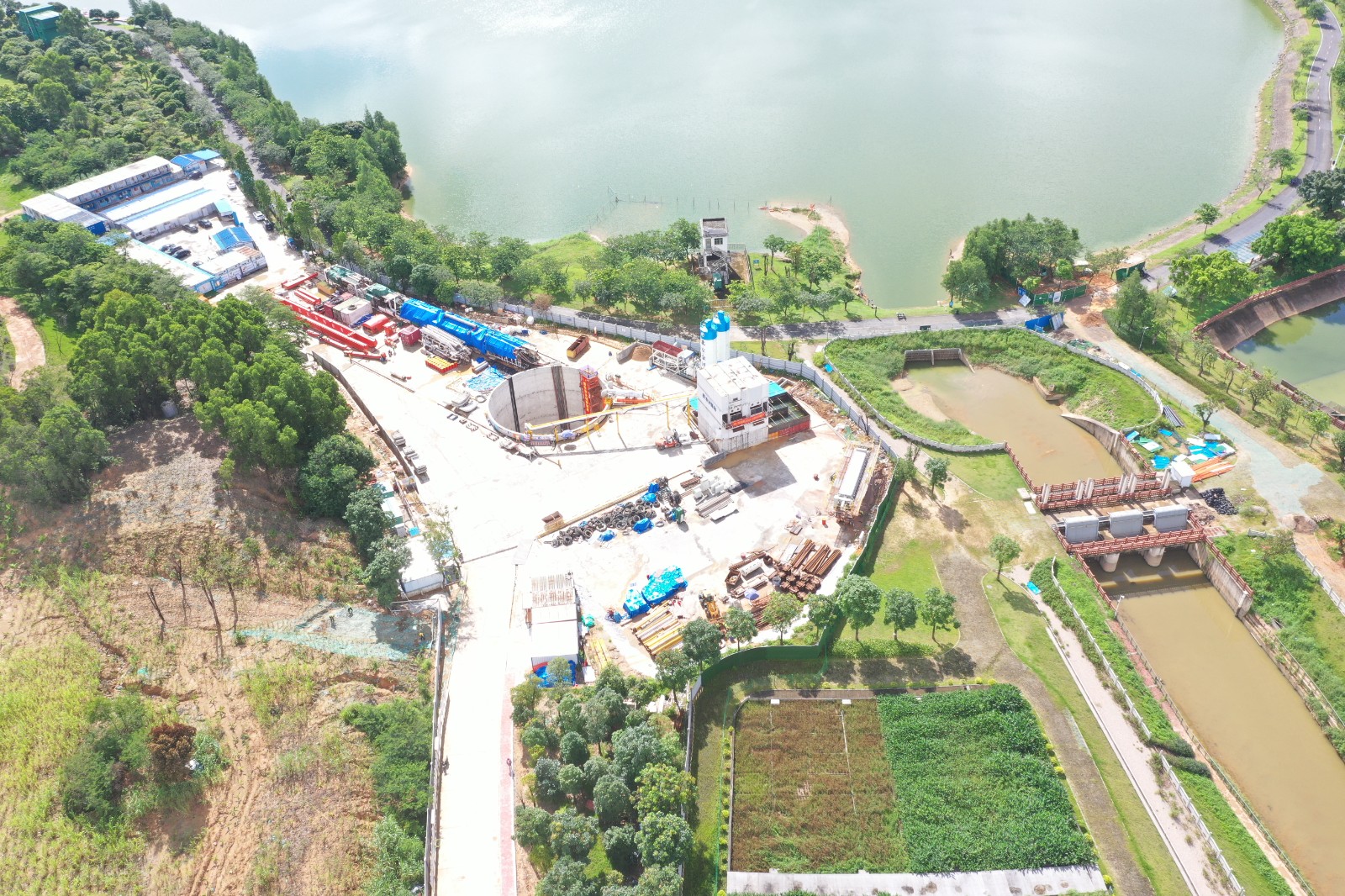 江庫聯(lián)網(wǎng)原水繞松木山水庫段原水管道工程(主體段)第二標段R5工作井盾構機施工現(xiàn)場.jpg 江庫聯(lián)網(wǎng)原水繞松木山水庫段原水管道工程(主體段)第二標段R5工作井盾構機施工現(xiàn)場.jpg