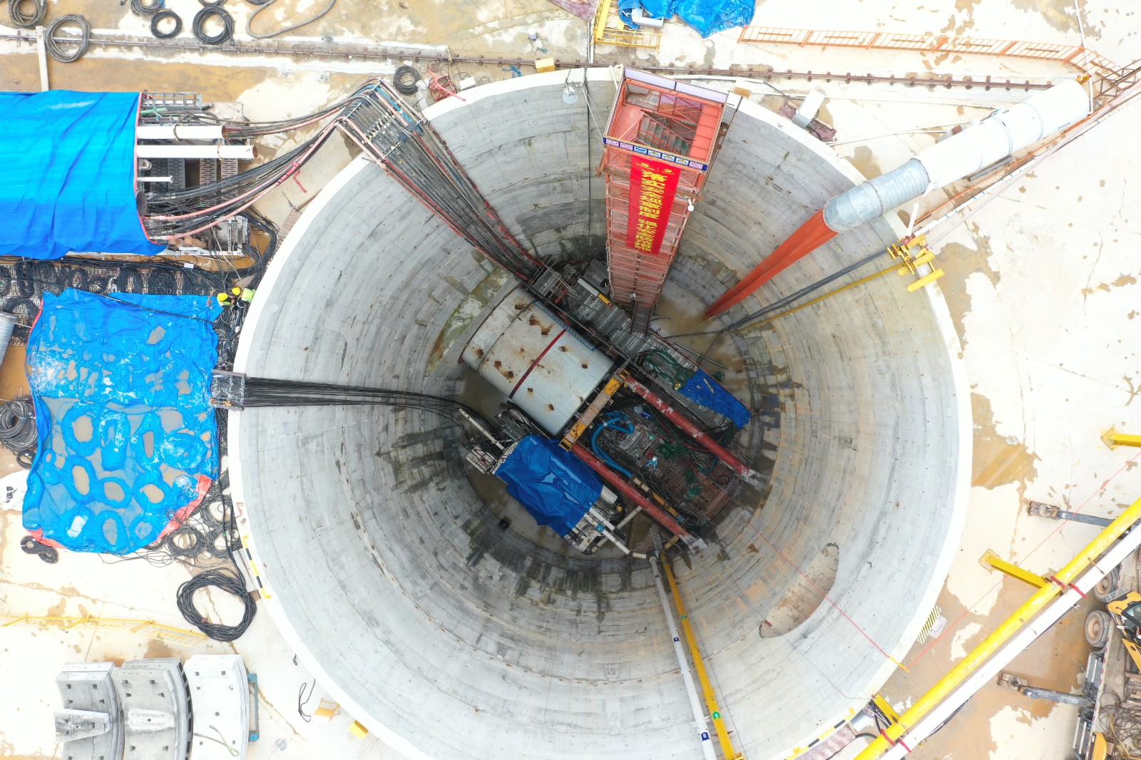 江庫聯(lián)網(wǎng)原水繞松木山水庫段原水管道工程(主體段)第二標段R5工作井盾構機施工現(xiàn)場 (2).jpg 江庫聯(lián)網(wǎng)原水繞松木山水庫段原水管道工程(主體段)第二標段R5工作井盾構機施工現(xiàn)場 (2).jpg