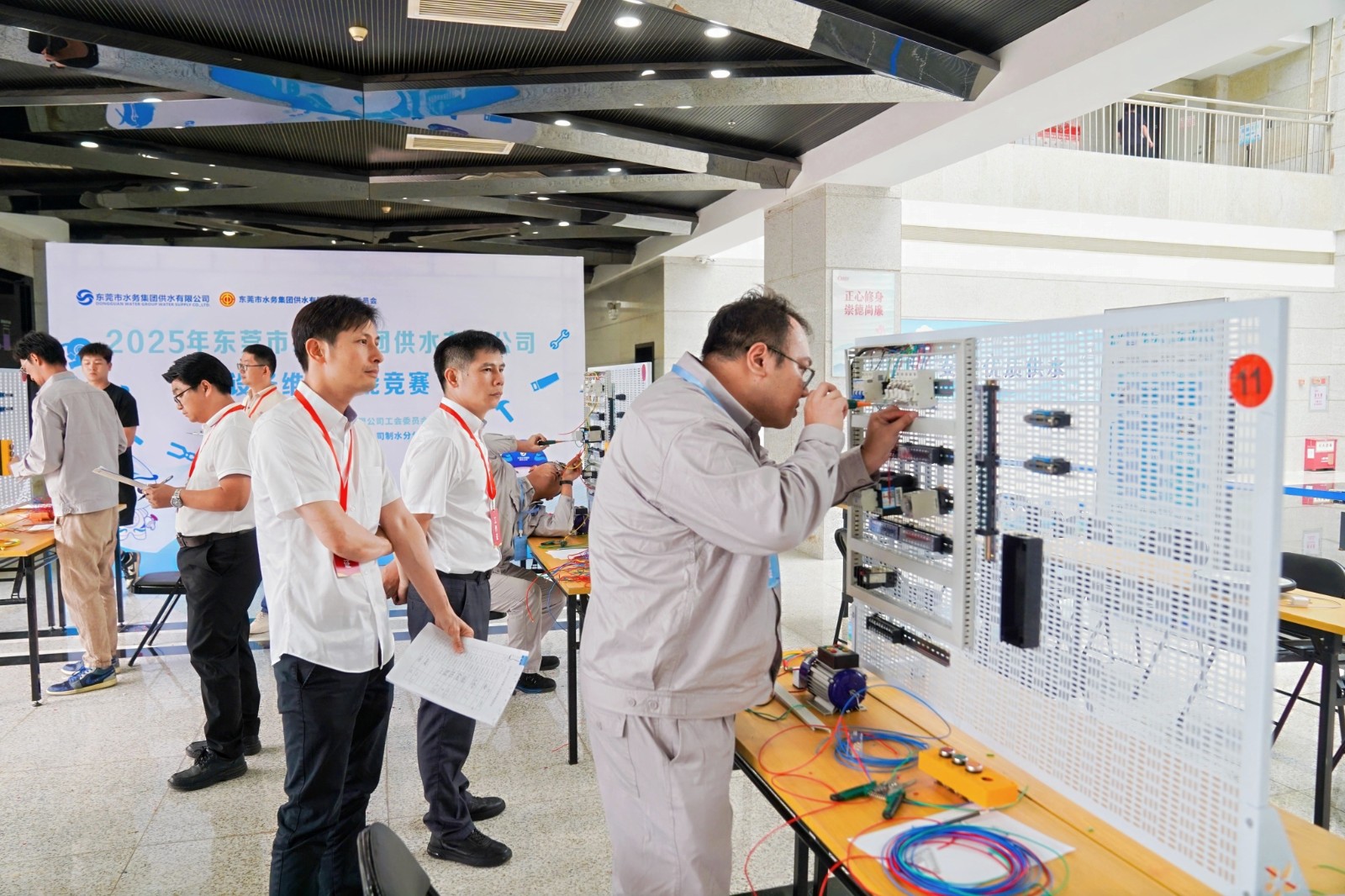 設(shè)備實操2.jpg 設(shè)備實操2.jpg