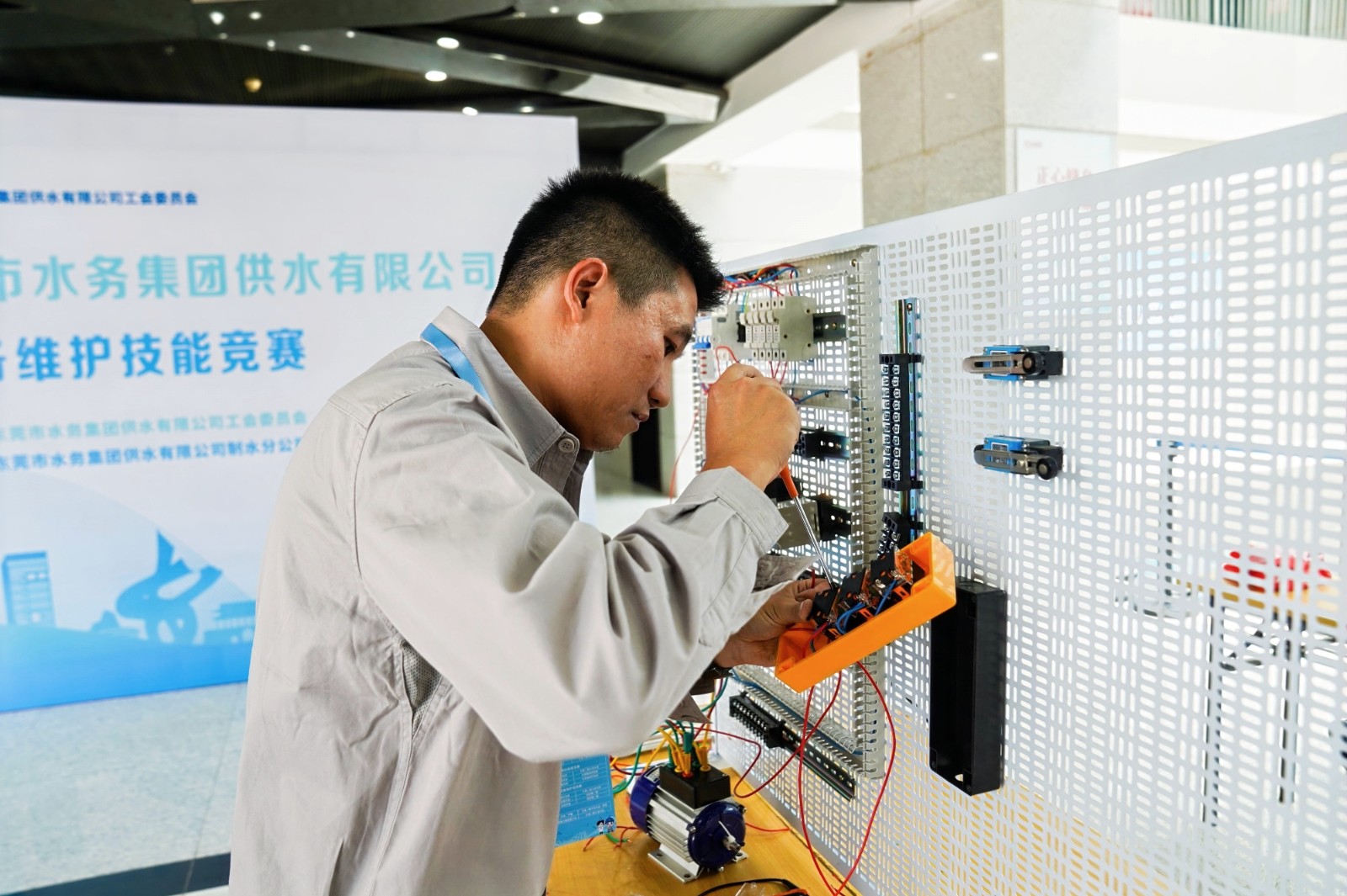 設(shè)備實操3.jpg 設(shè)備實操3.jpg