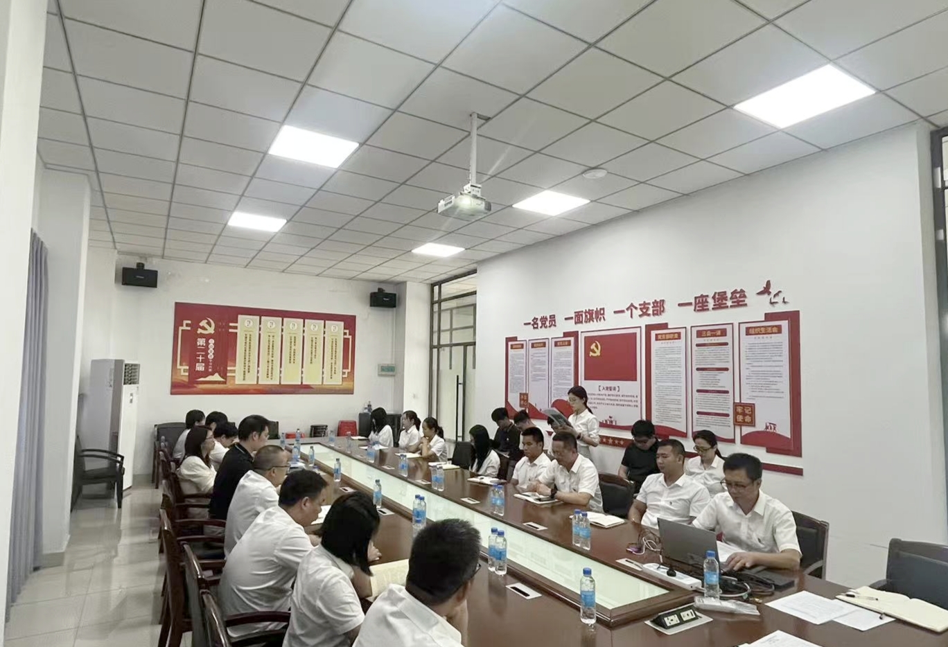 3. 眾源公司黨支部組織全體黨員及關(guān)鍵崗位干部開(kāi)展分享交流。.jpg