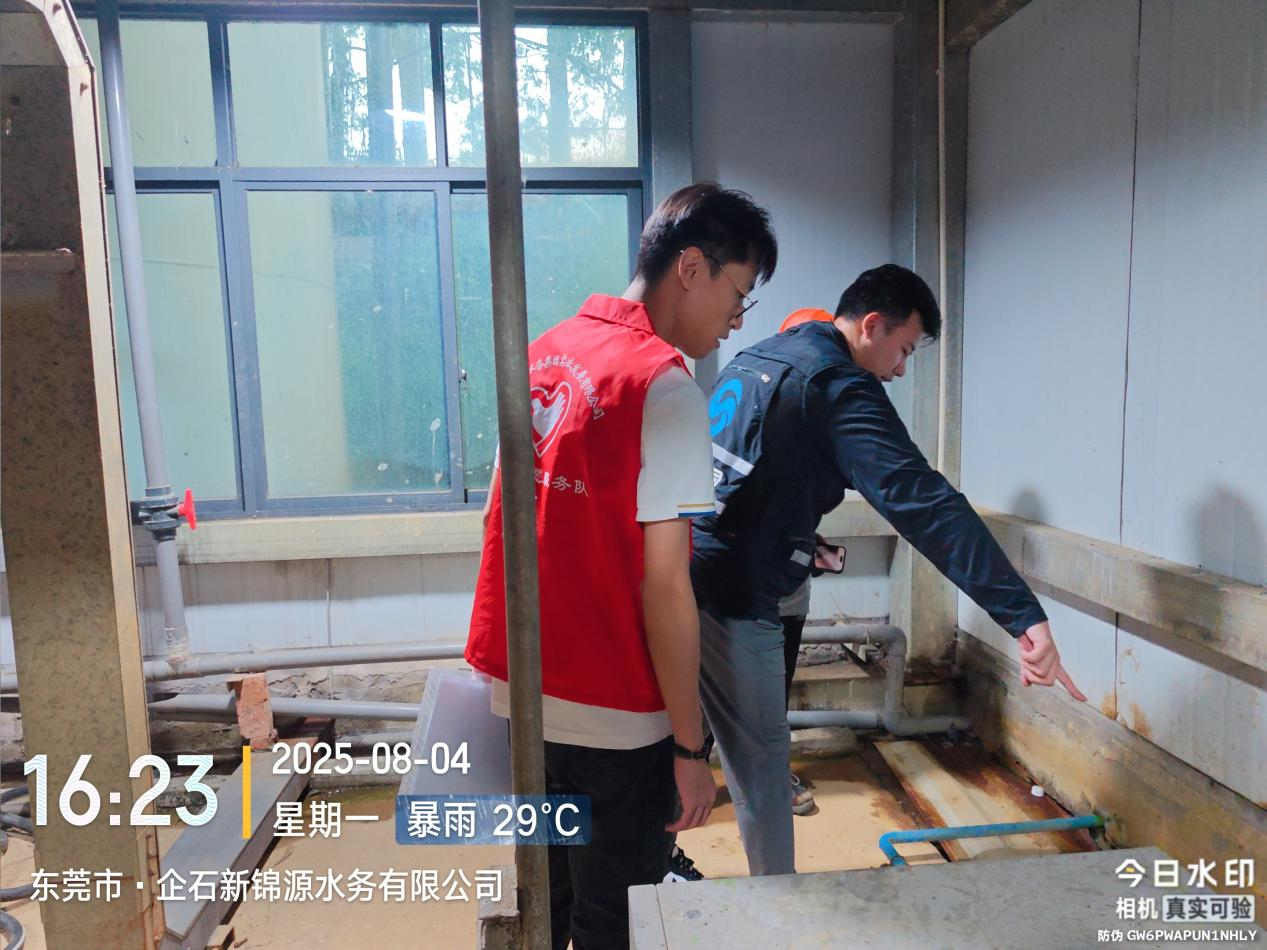 1.3 黨員干部帶頭到全市61家污水處理廠，對(duì)污泥項(xiàng)目設(shè)施設(shè)備、材料堆放點(diǎn)、排水溝渠、綠化帶等易積水區(qū)域開展排查和整改工作。.png