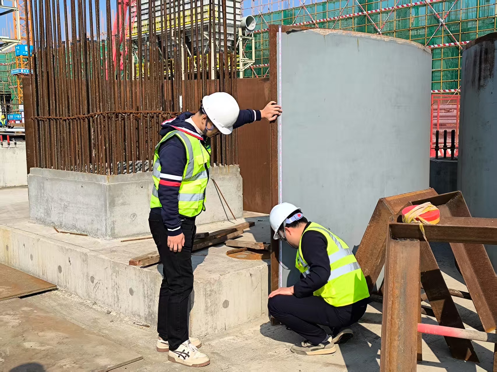 2.4 公司一線黨員積極在崗位中發(fā)揮先鋒模范作用，帶頭開展安全設(shè)備檢查工作。.jpg