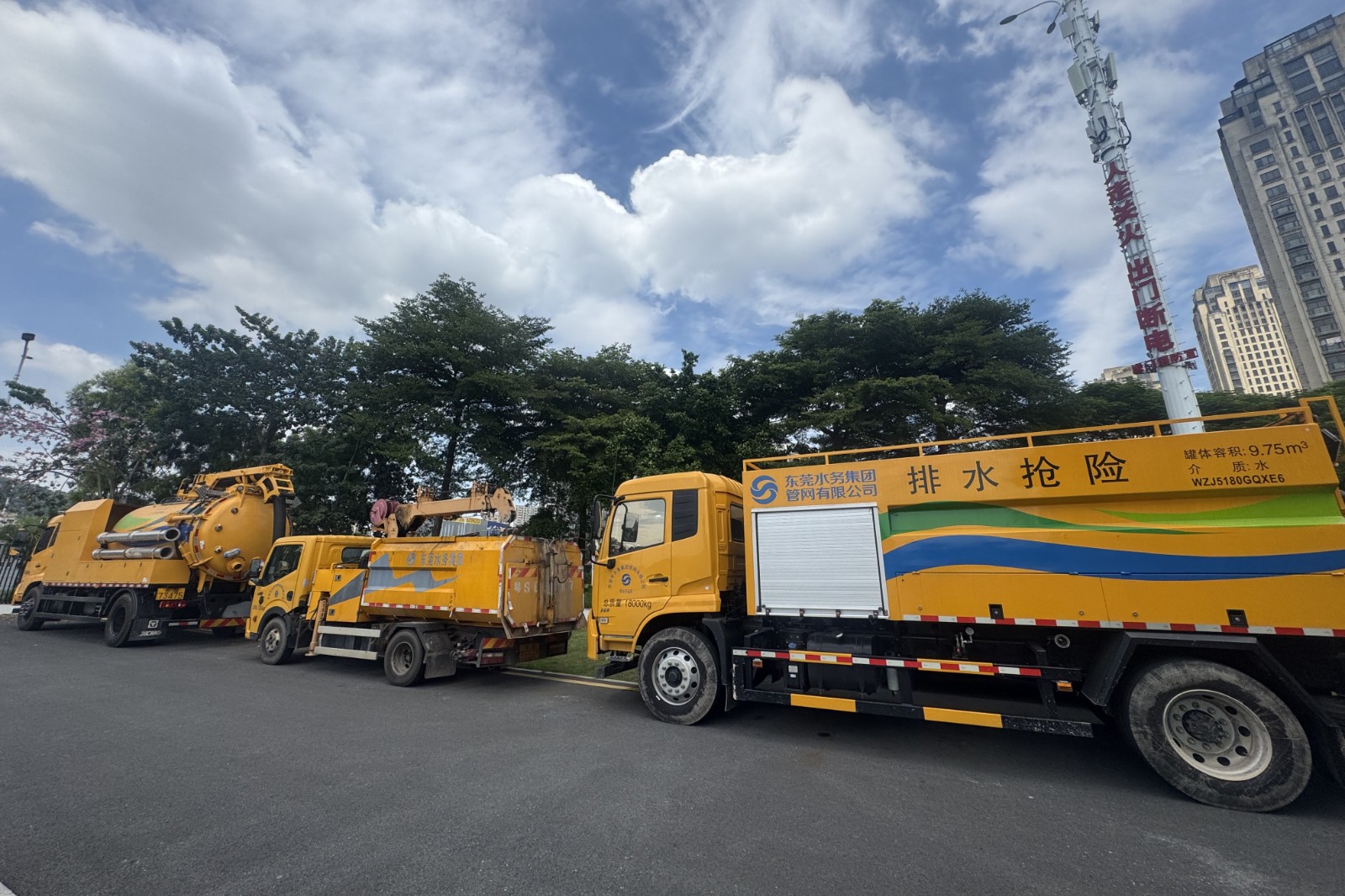 龍吸水等搶險(xiǎn)車輛準(zhǔn)備就位.jpg
